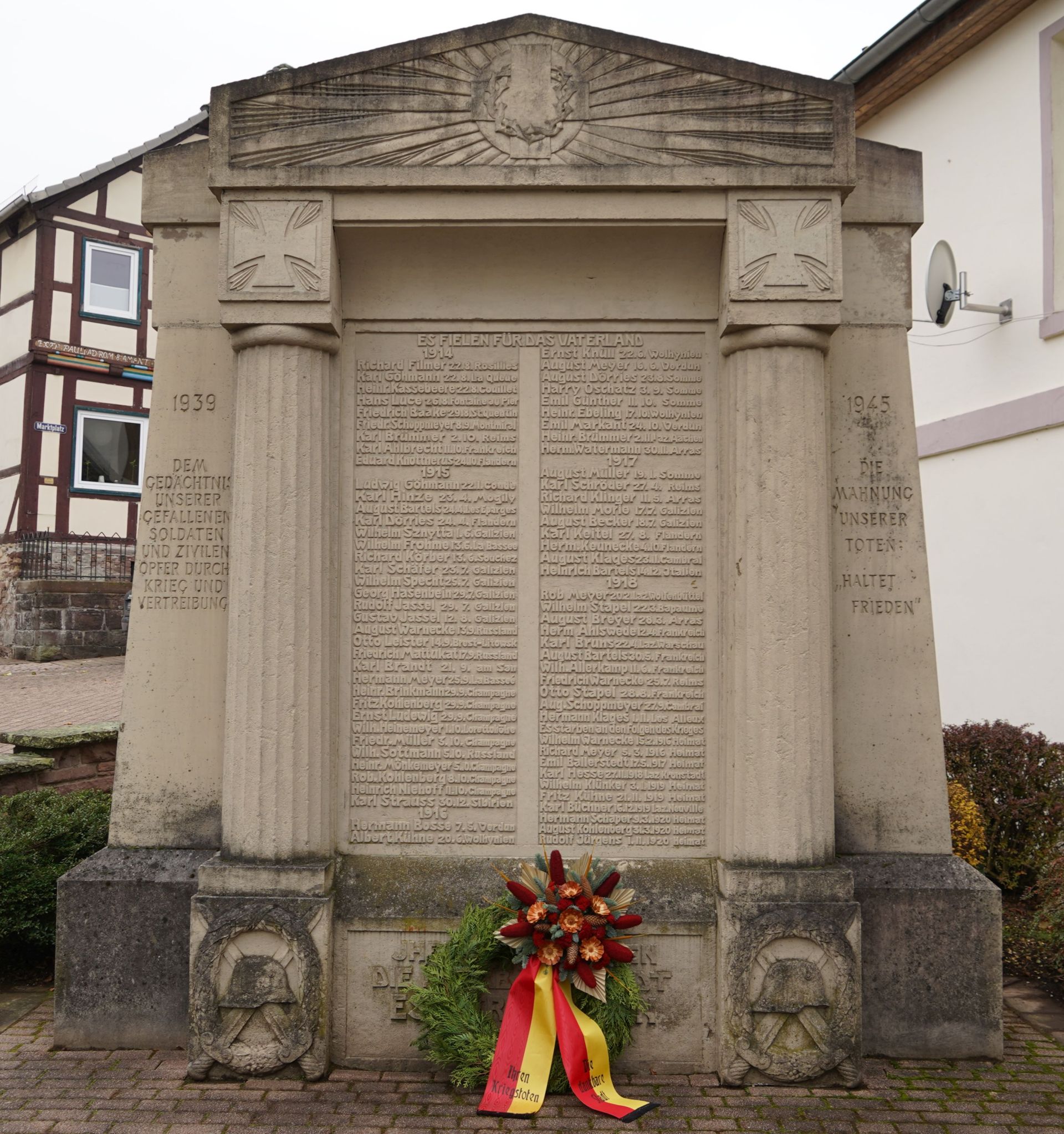 Kriegerdenkmal von 1921 in Eschershausen mit Kranz